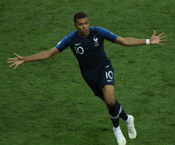 姆巴佩伯納烏貴賓室加冕：首獲歐洲金靴，續(xù)寫<a href='/news/tag/286.html' style='color: blue;'>皇馬</a>傳奇新篇