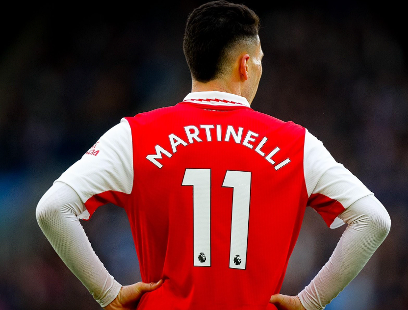 足總杯賽場(chǎng)馬丁內(nèi)利戴帽，爭議后用表現(xiàn)正名