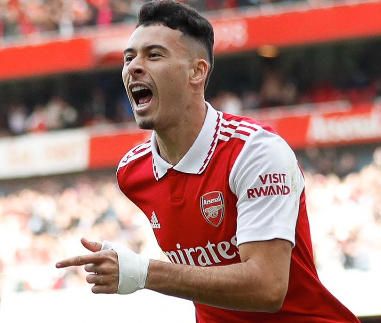 足總杯賽場馬丁內(nèi)利戴帽，爭議后用表現(xiàn)正名