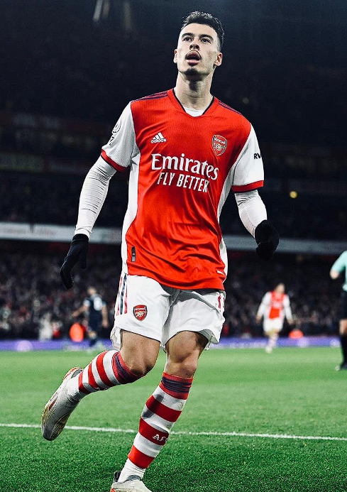 足總杯賽場(chǎng)馬丁內(nèi)利戴帽，爭議后用表現(xiàn)正名